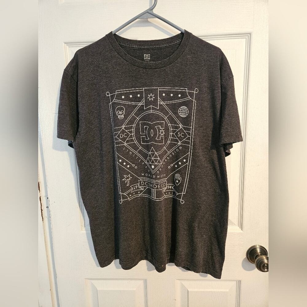 DC Shoe co Men's casual gray t-shirt with graphics Short Sleeve Size LG